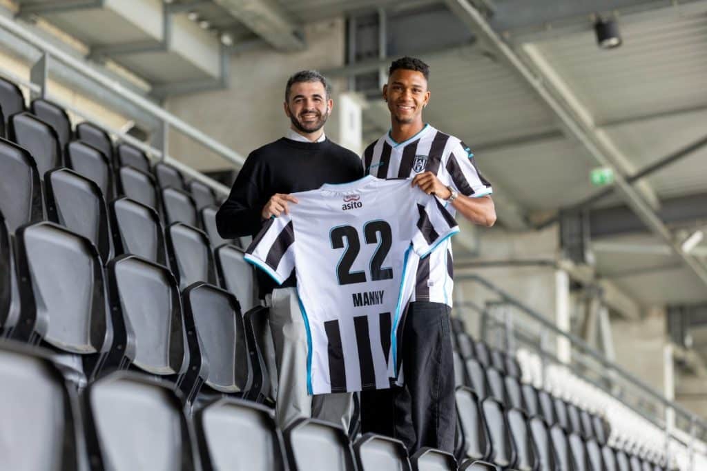 Manny Rodríguez, tras la firma con el Heracles Almelo junto a Eduardo Llanos hijo