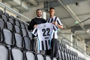 Manny Rodríguez, tras la firma con el Heracles Almelo junto a Eduardo Llanos hijo