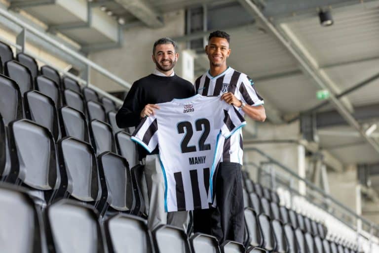 Manny Rodríguez, tras la firma con el Heracles Almelo junto a Eduardo Llanos hijo
