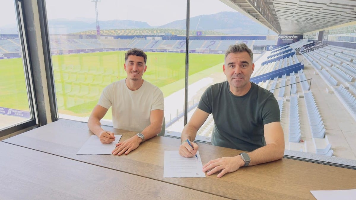 Alejandro Pérez, junto al director deportivo del Real Jaén, Juan Gambero
