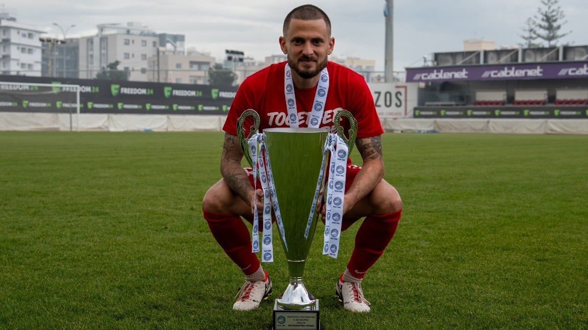 José Artiles posa con el trofeo que acredita al Nea Salmis Famagusta como campeón liguero
