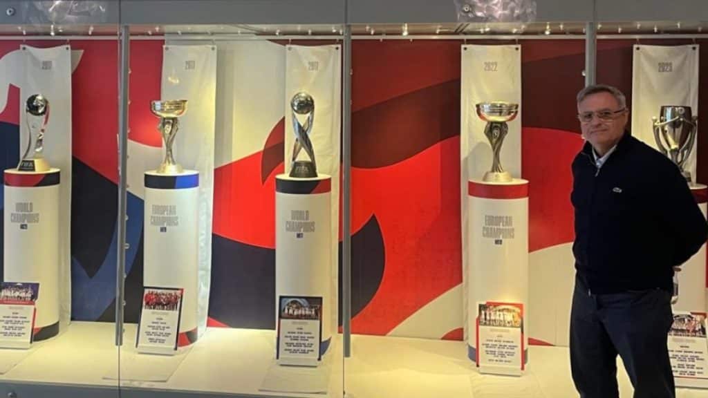 El CEO de Emart&Soccer, Eduardo Llanos, en la base de la selección de Inglaterra, situada en Burton