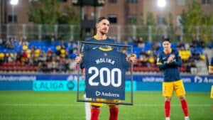 Sergio Molina recibió una camiseta conmemorativa por sus 200 partidos con el FC Andorra